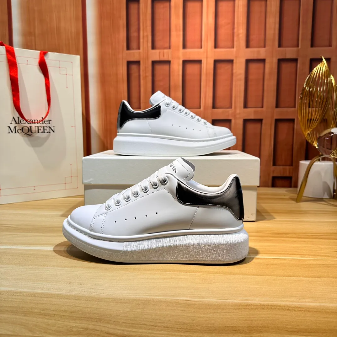 👟👟Ex-factory price 540👟👟 Professional McQueen factory. Top version. Couple style👫 Alexander McQUEEN high version has been upgraded to the highest quality again✅ 💪McQueen Spring, Summer, Autumn and Winter Top version Purchasing level✅ Recruiting national online and offline agents to join🤝 🏆Fabric: Top-grade silk leather imported from Italy, high texture, water-resistant and non-discoloring 🏆Inner: ️Grade A water-dyed sheepskin imported from Italy is dirt-resistant, sweat-absorbent, breathable and comfortable... The heel is embossed with high temperature convex and concave. 🏆 Foot pads: top-grade Italian super-soft cowhide leather 🏆 Outsole: PU original green transparent counter 1:1 🏆 Shoe box: original beige box. Plus white flip cover and double layer protection. Cloth bag, handbag. Certificate of 1:1 mold opening 4-piece set. Delivered with a pair of shoelaces. 🖕🏿🖕🏿🖕🏿You can choose any pair of shoelaces in any color of our factory. 🏆Code number: female 34-41. male 38-46. 🏆Special remarks (female size 34.40.41, male size 38.45.46 are customized and cannot be returned or exchanged) Please note when placing an order in Niuli! Win-win cooperation🤝